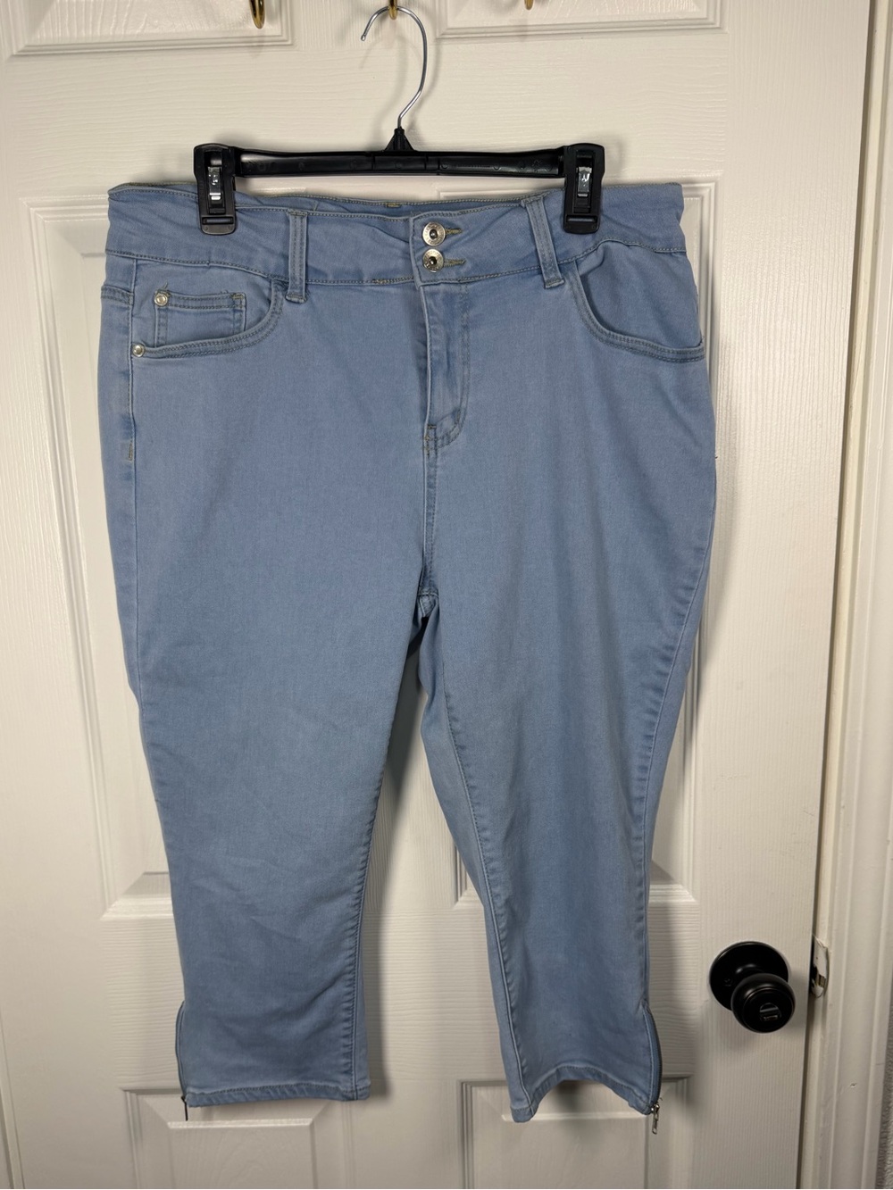 Light Blue Women's Stretch Capri Jeans